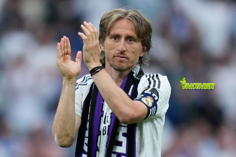 Luka Modric memberikan tepuk tangan setelah laga La Liga antara Real Madrid vs Real Sociedad, Sabtu (24/5/2025). (c) AP Photo/Cesar Cebolla
