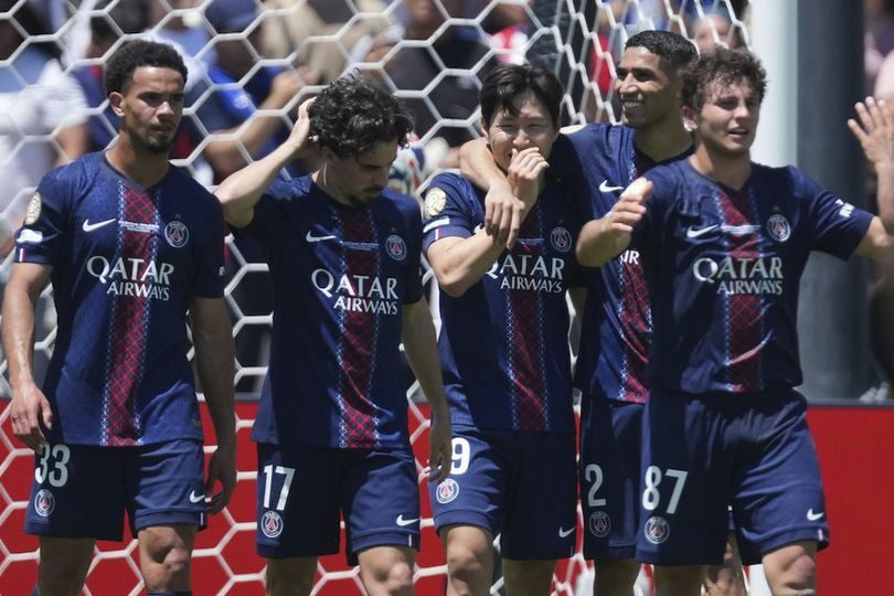 Pemain Paris Saint-Germain (PSG) merayakan gol Lee Kang-in (tengah) ke gawang Atletico Madrid di Piala Dunia Antarklub 2025 pada 16 Juni 2025. (c) AP Photo/Jae Hong