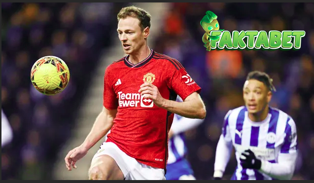 Jonny Evans bermain cukup tangguh mengawal lini belakang MU. Ia juga rajin membantu serangan. (AFP/Paul Ellis)
