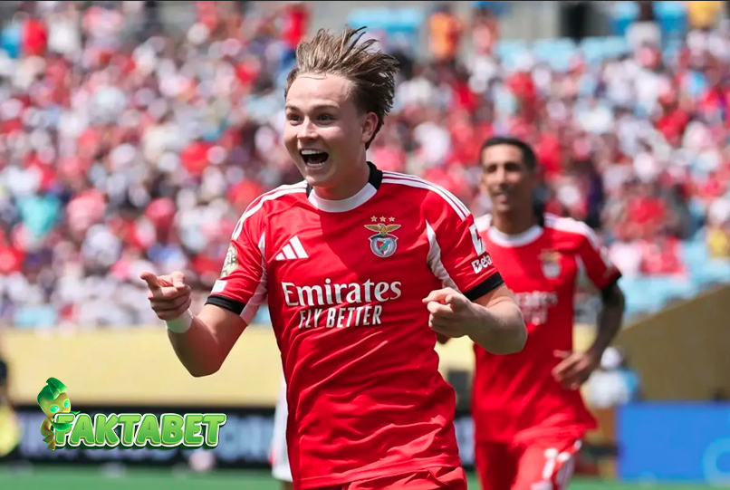 Penyerang sayap Andreas Schjelderup merayakan keberhasilannya mencetak gol ke gawang Bayern Muenchen pada pertandingan Grup C Piala Dunia Antarklub FIFA 2025 di Stadion Bank of America, Charlotte, Selasa (24/5/2025). FIFA.com